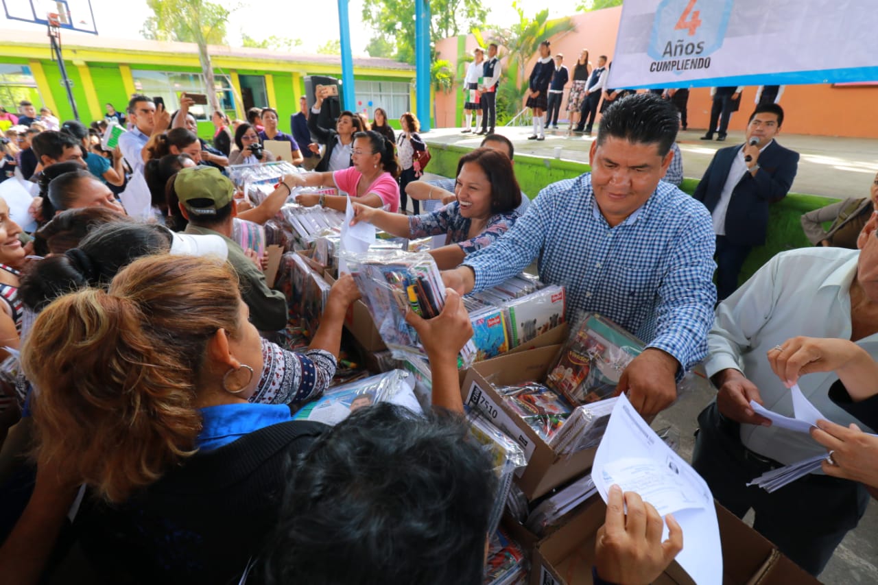 Entregan útiles escolares gratuitos en Yecapixtla