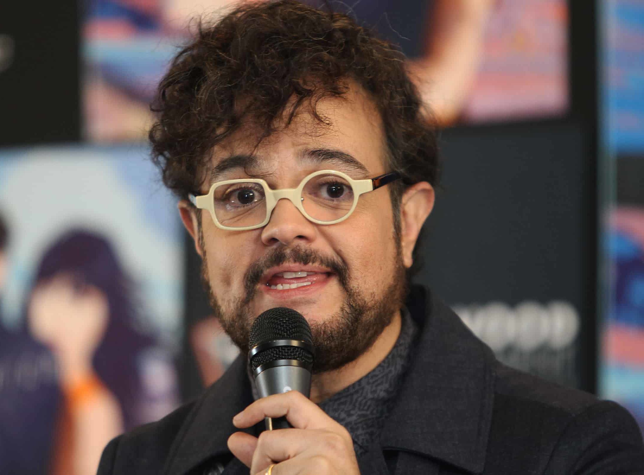 Alex Syntex pelea con director de su hija por ponerles reggaetón