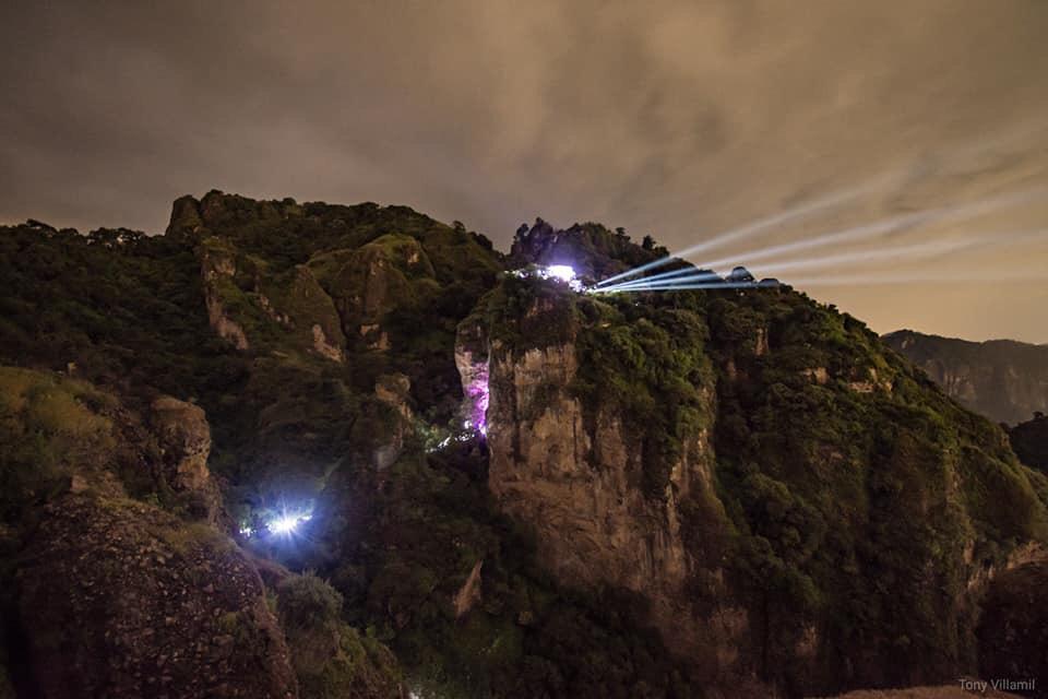 Realizan ‘El Reto al Tepozteco’, cientos de personas subieron el cerro en una noche
