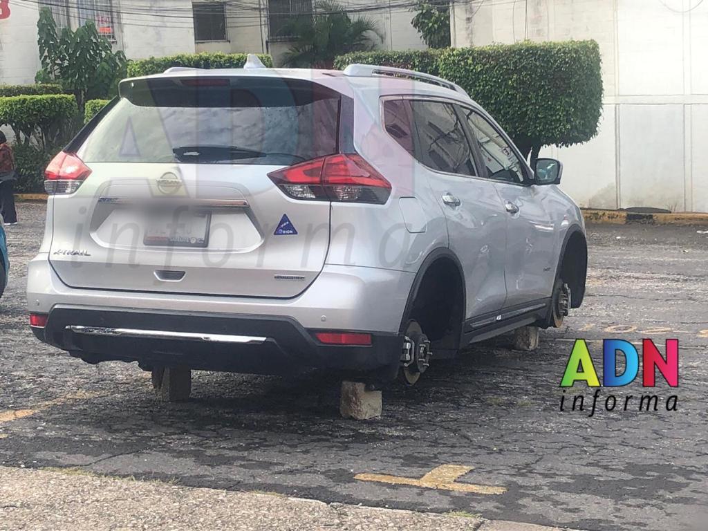 Roban sus neumáticos y dejan camioneta tabiques