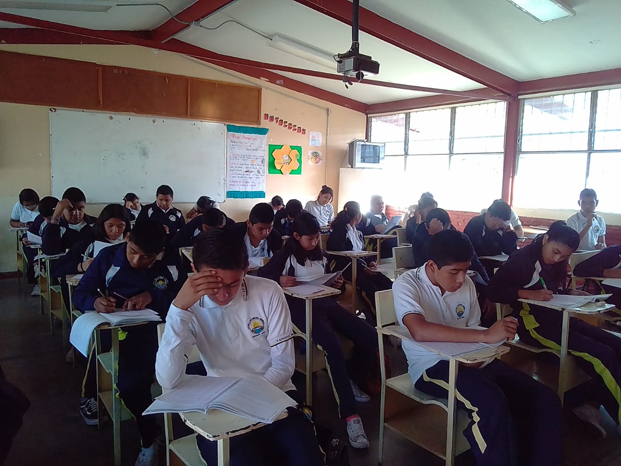Evalúan español y matemáticas de alumnos 5to y 6to de primaria