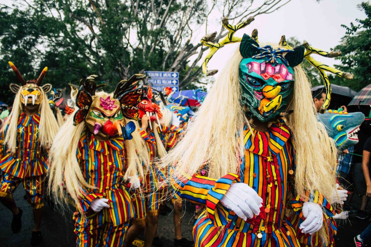 Familias asisten a las Mojiganas 2019 en Zacualpan de Amilpas