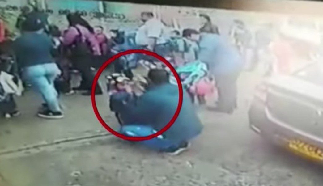 (VIDEO) Kínder saca a la calle a niño de 2 años por llegar tarde, pero el padre ya se había ido