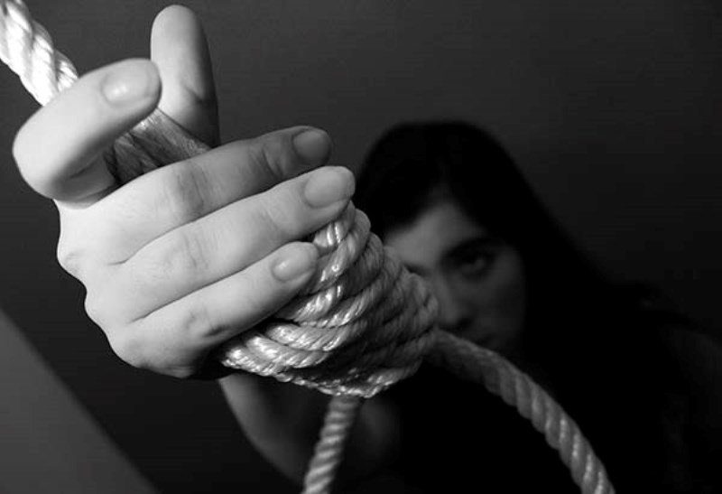 Tras ser humillada por una profesora sobre su menstruación, niña de 14 años se suicida