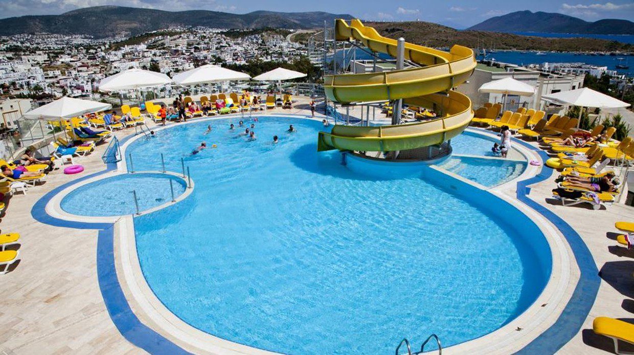 Niña fallece tras ser succionada por la bomba de una piscina