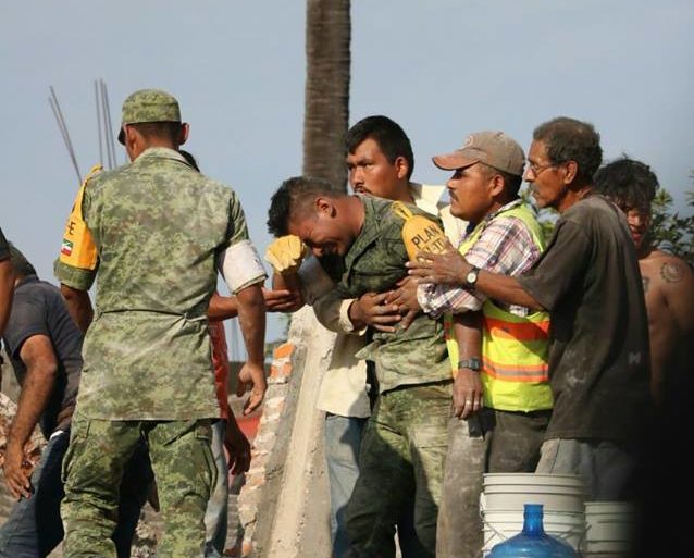 El soldado que lloró al rescatar a una madre y su bebé entre los escombros del sismo de 2017