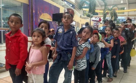 Profesor reúne fondos para llevar a sus alumnos por primera vez al cine