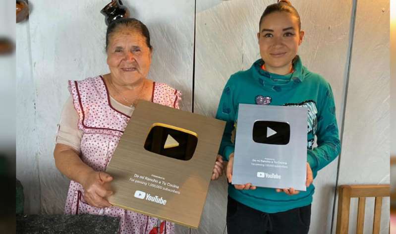 Doña Ángela y su canal ‘De mi rancho a tu cocina’ reciben botón de oro de YouTube