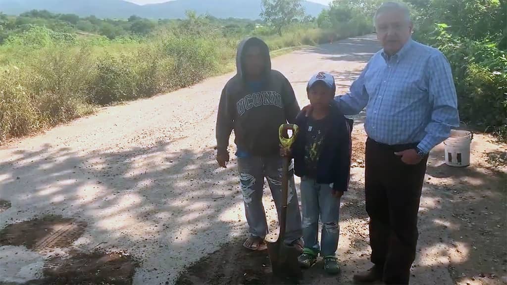 Gobierno del Estado rehabilita camino de Axochiapan