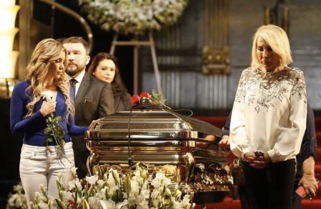 Tachan de oportunistas a famosos que asistieron al funeral de José José