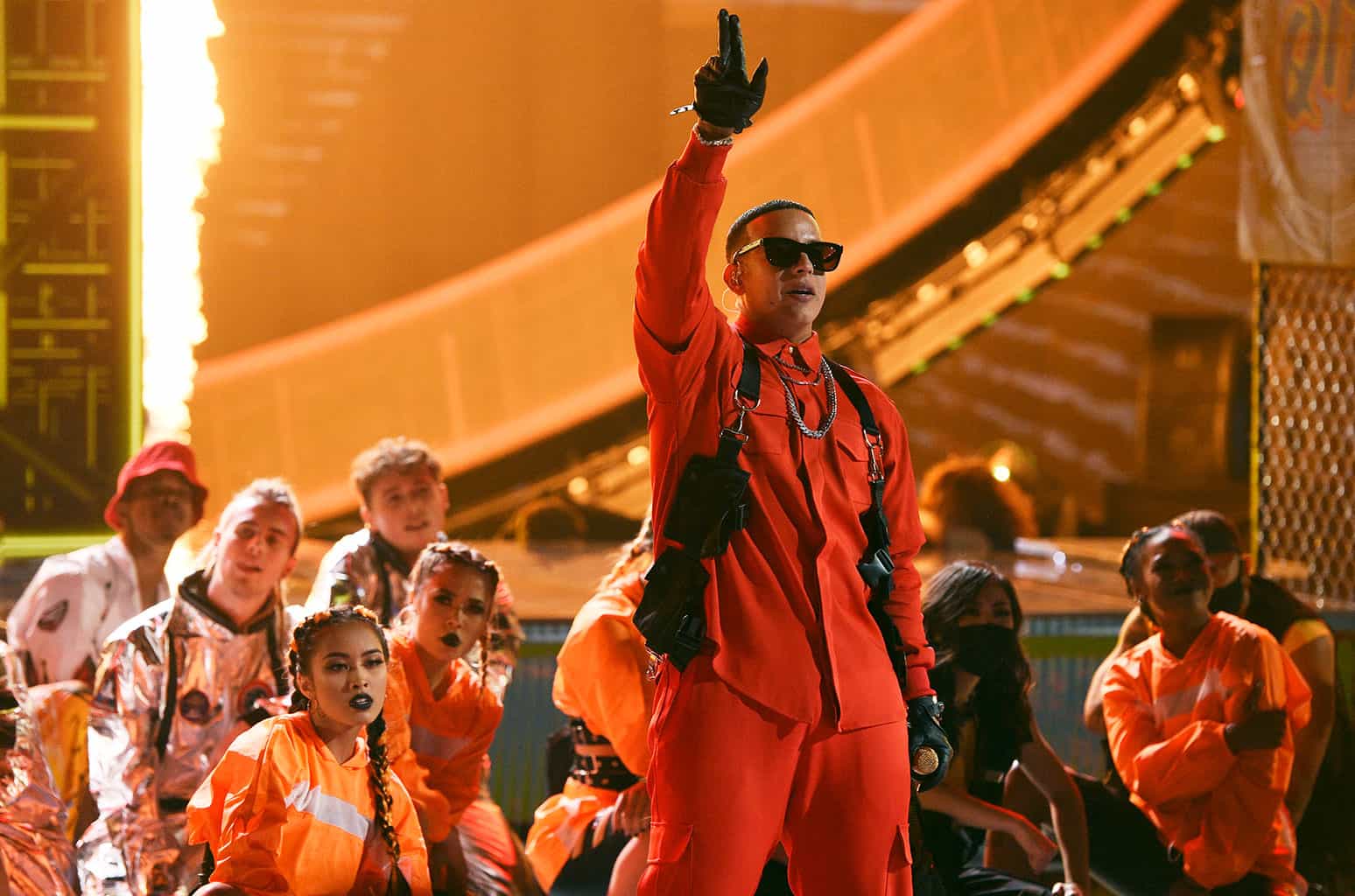 Daddy Yankee presenta su nuevo sencillo ‘Que tire pa’ lante’ en los Latin AMAs