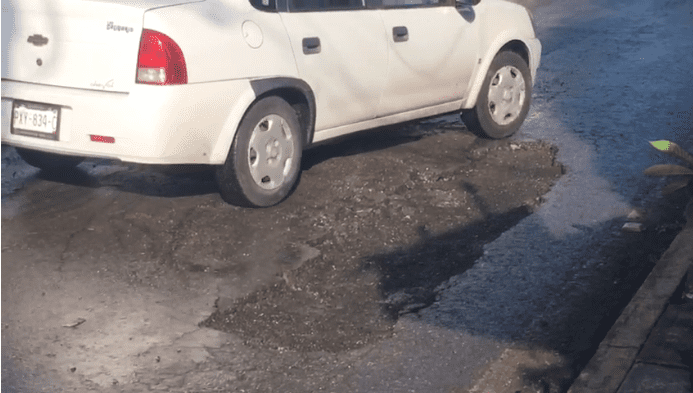 Se hacen bache ¡otra vez! en Avenida Universidad, Cuernavaca