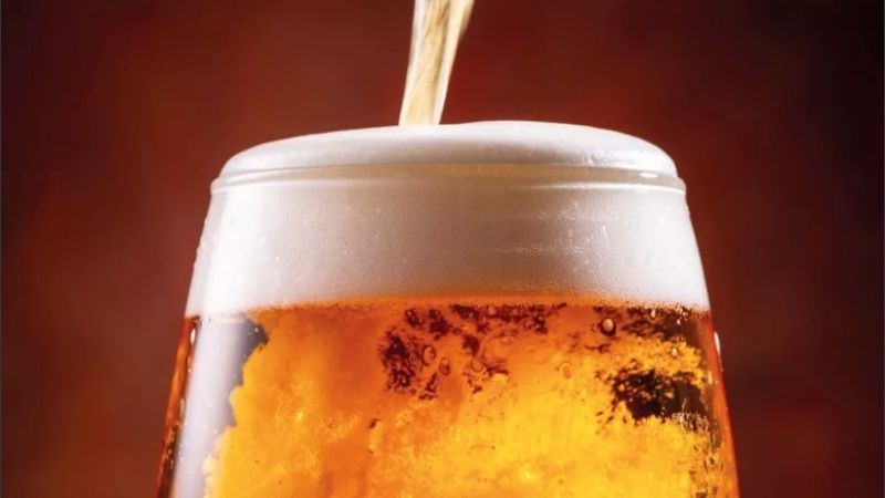 Hombre padece síndrome que hace que su cuerpo produzca cerveza