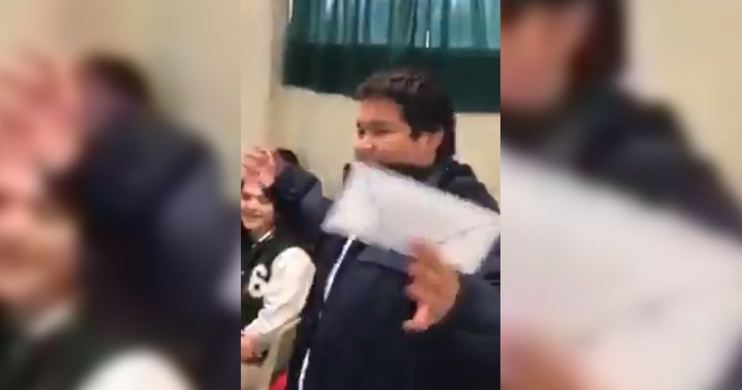 Alumnos dan un bonito detalle a su compañero que estudia y trabaja (VIDEOS)