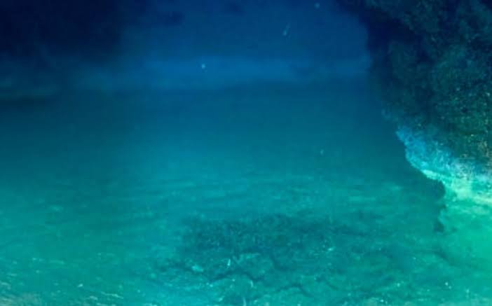 (FOTO) Hallan en el fondo del mar cuerpo de madre abrazando a su bebé