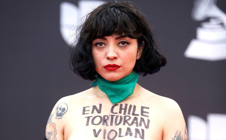 Mon Laferte se manifiesta en los Grammy’s mostrando sus senos
