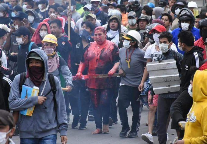 Alcaldesa es agredida, humillada y obligada a caminar descalza (VIDEO)