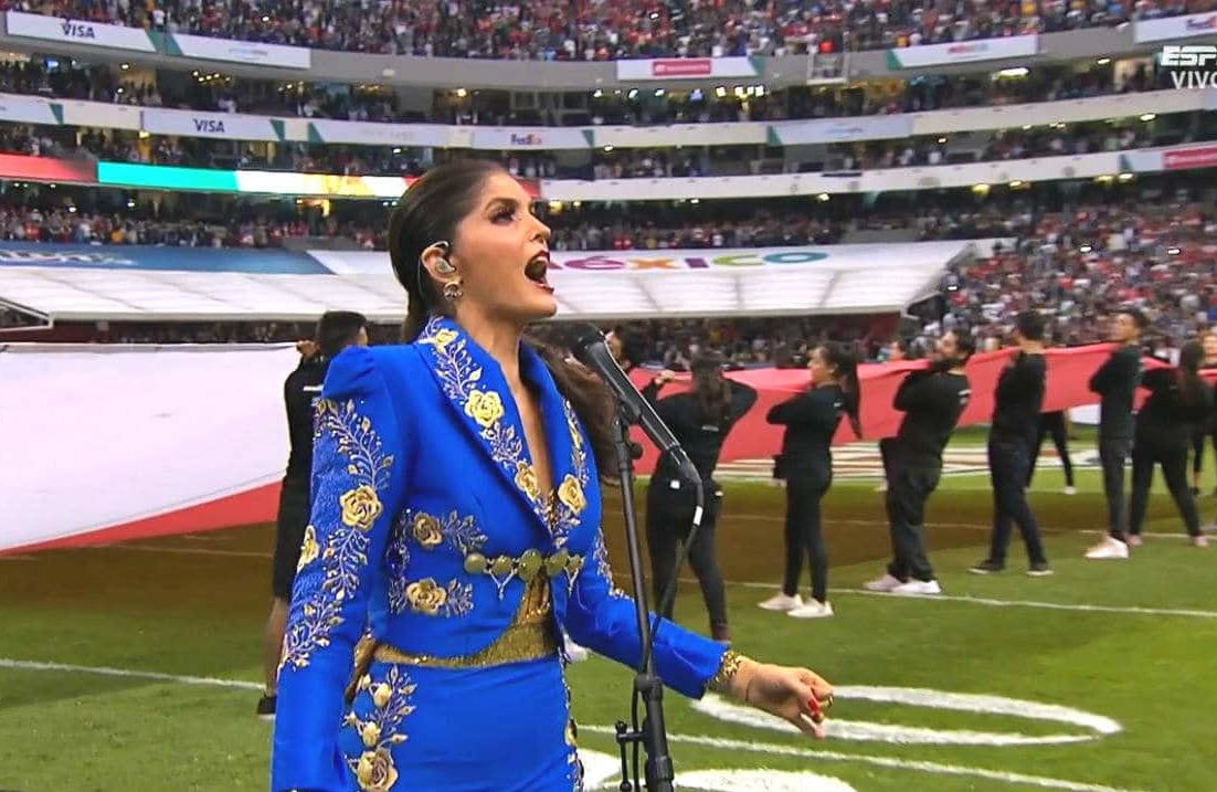 [VIDEO] Se burlan de Ana Bárbara por equivocarse al cantar el Himno Nacional
