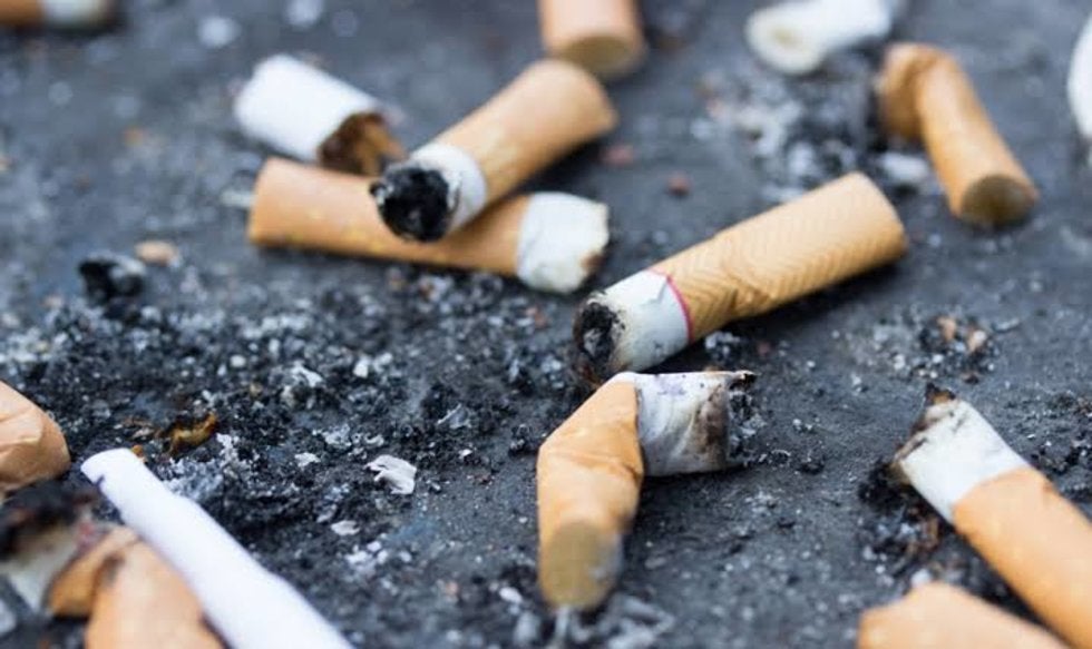 Proponen multa de hasta 25 mil pesos a quien tire colillas de cigarro en la calle