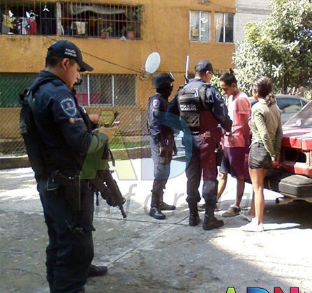 Detienen a dos jóvenes desvalijando autos en Cuernavaca