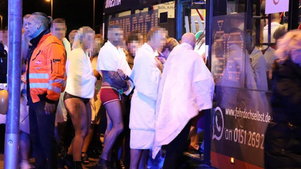 Evacuan a 350 personas de un club swinger en plena orgía