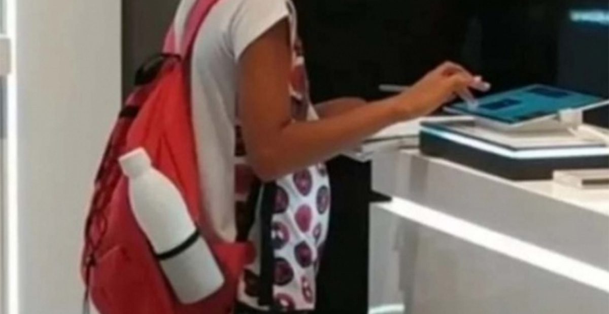 (VIDEO) Niño usa tablet de exhibición para terminar su tarea