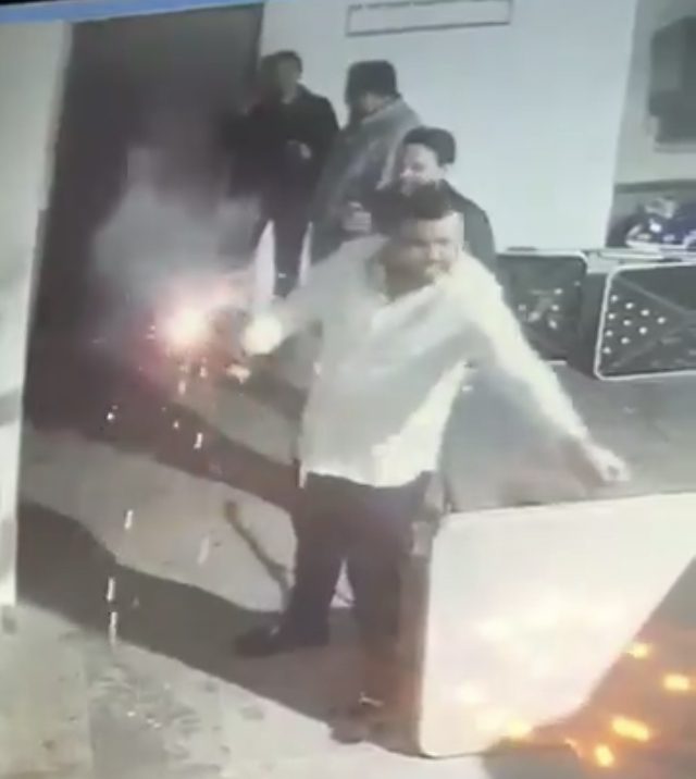 Hombre se destroza sus manos al explotar pirotecnia
