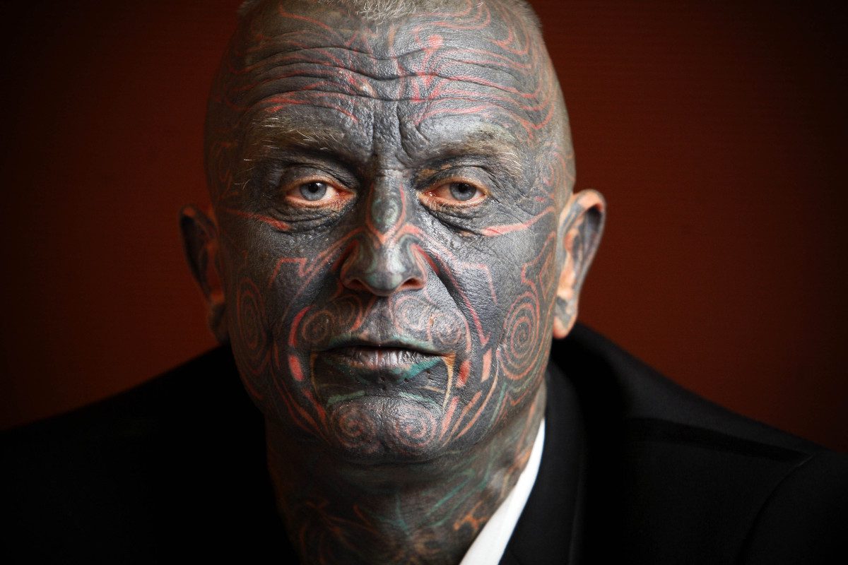 Él es Vladimir Franz el político con el 90% del cuerpo tatuado