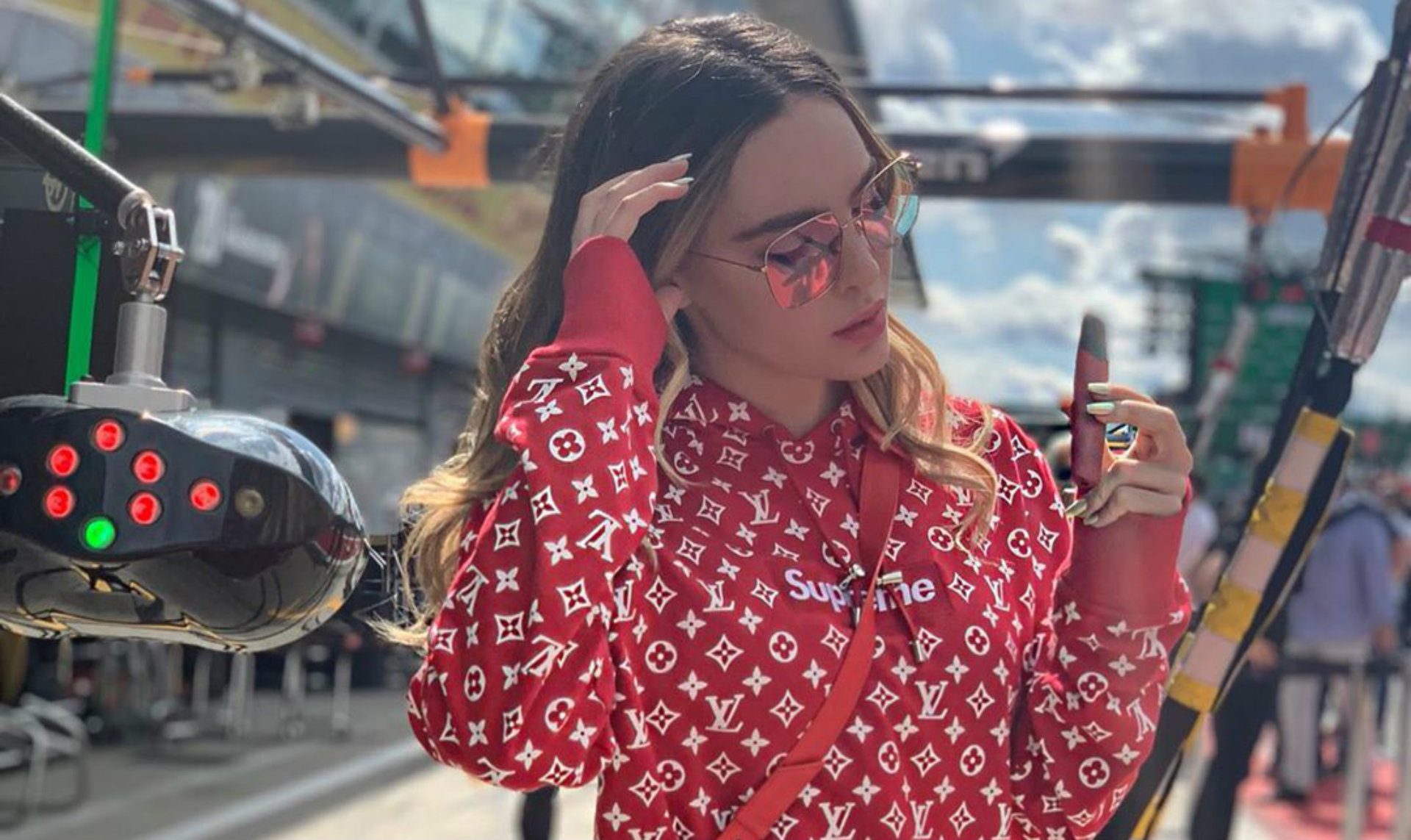Acusan a Belinda de promover el CIGARRO ELECTRÓNICO