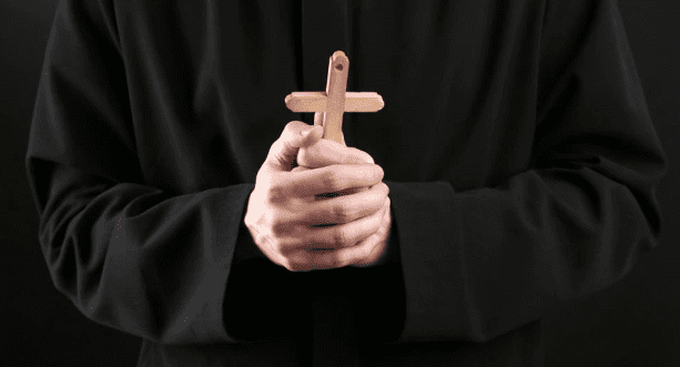 Joven mata a sacerdote con un crucifijo