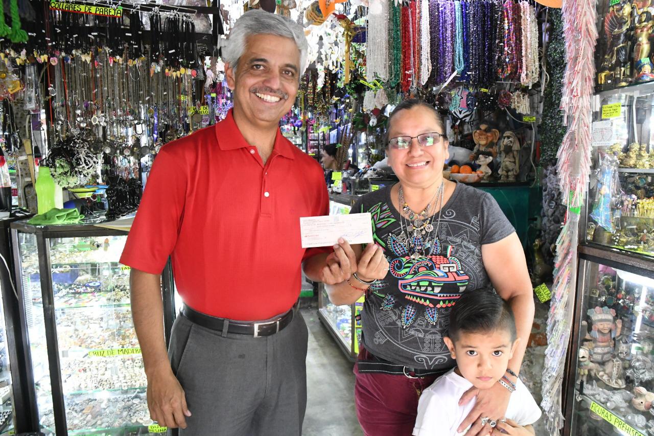 Entregan premio a negocio mejor adornado de Navidad en Cuautla