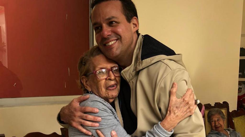 José Joel canta para ancianos y Sarita vende entrevistas