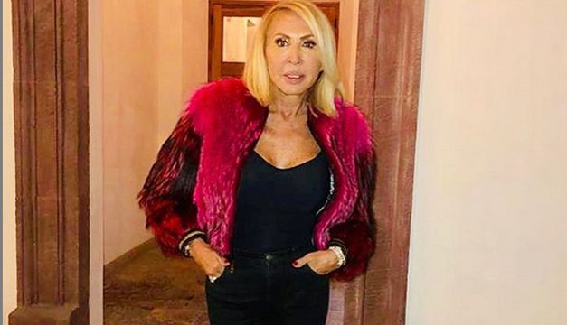 TUNDEN a Laura Bozzo por presumir atuendos extravagantes que no le quedan