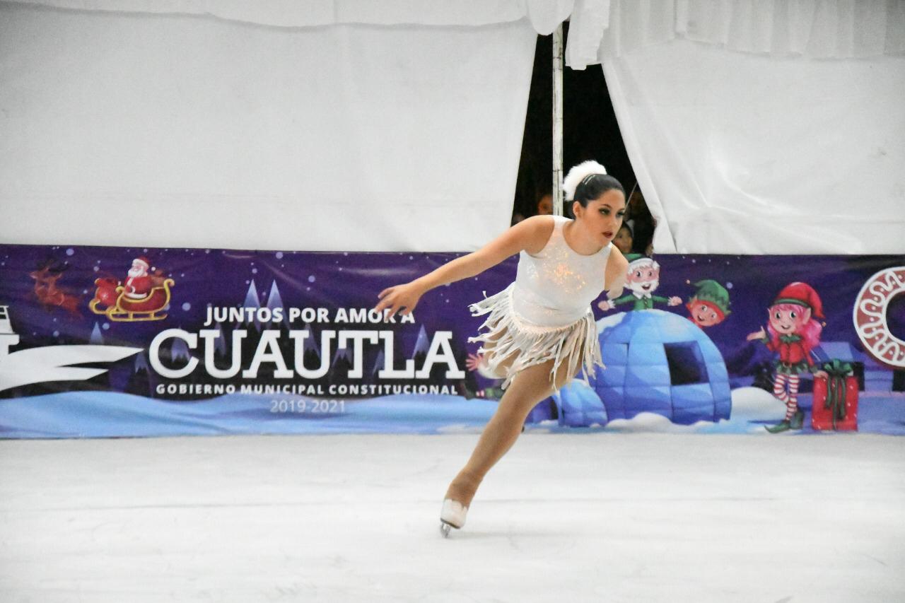 Inauguran PISTA de HIELO en Cuautla