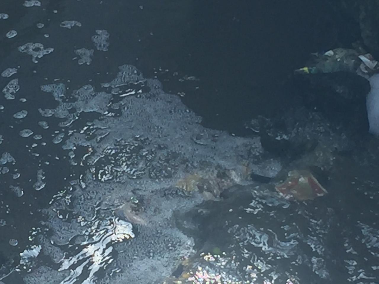 Rastro de Cuernavaca sigue contaminando canal y ayuntamiento lo NIEGA