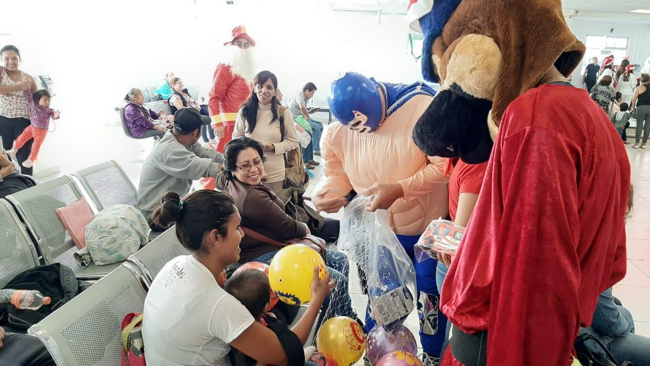 LLevan regalos de Navidad a familias de pacientes en el Hospital G. Parres
