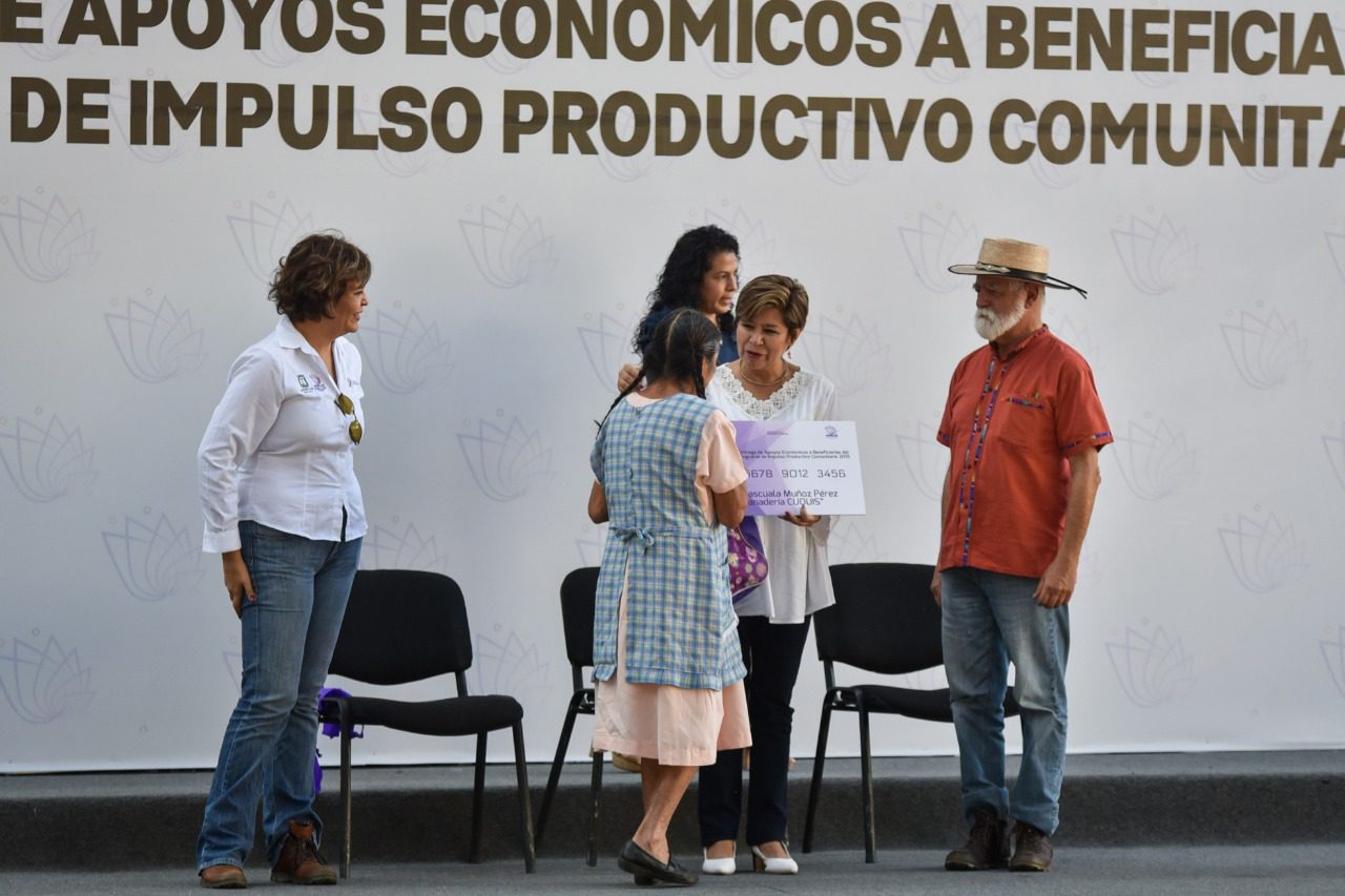 Entregan recursos a proyectos de JEFAS de FAMILIA