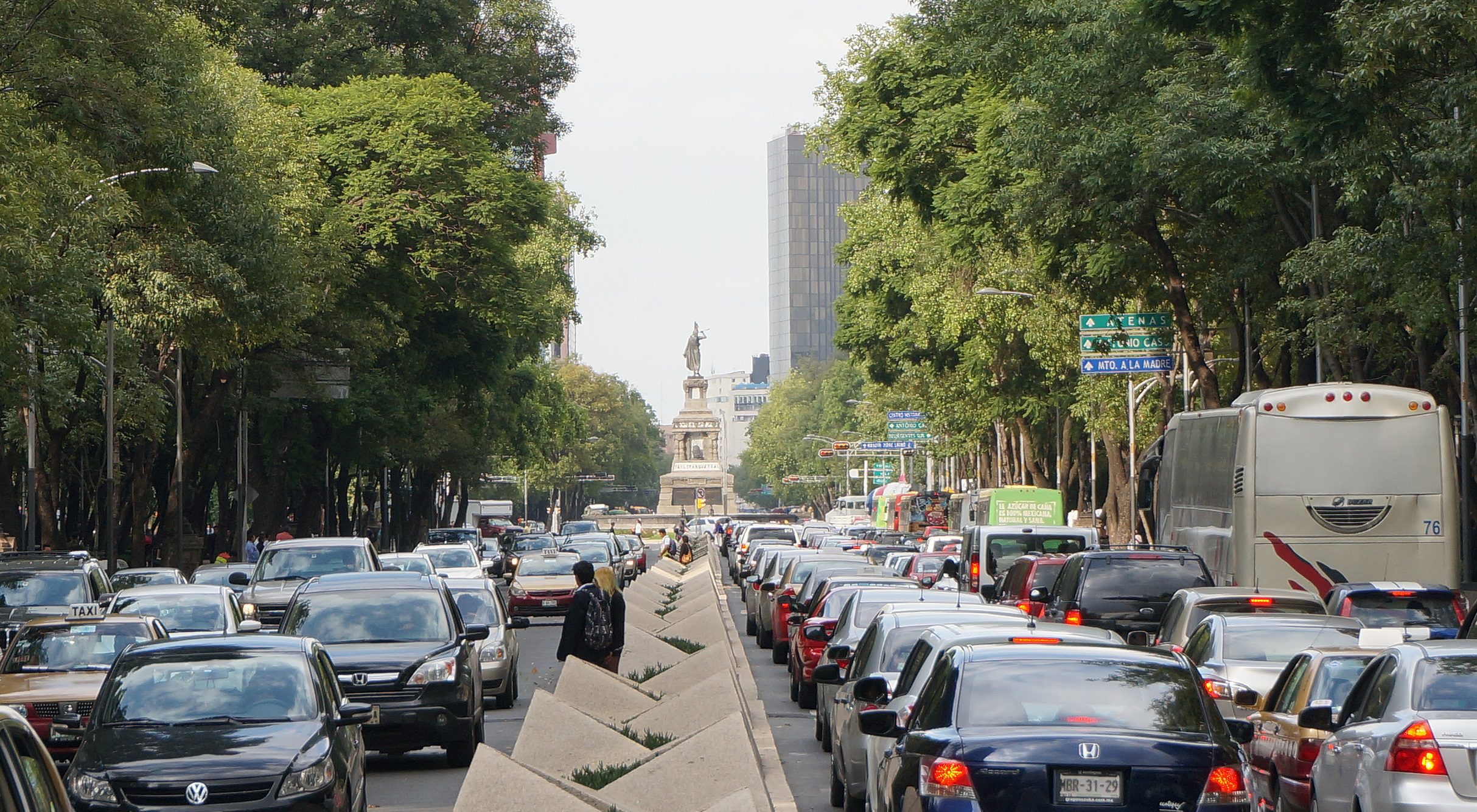 Multarán a personas que viajen solas en su auto en CDMX