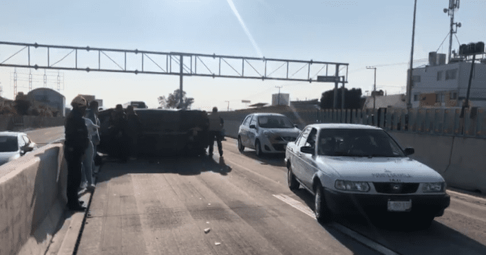 Auto vuelva al chocar con patrulla en el Paso Exprés