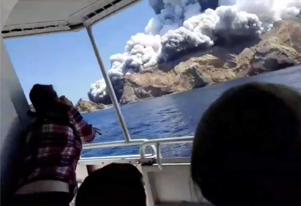 Sorpresiva ERUPCIÓN de volcán deja 5 muertos en Nueva Zelanda