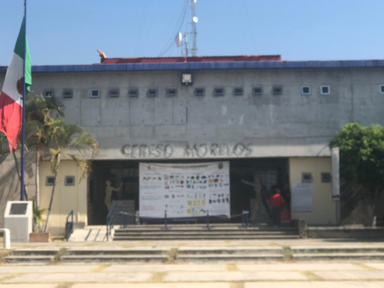 Decomisan celulares y armas blancas a internos de Atlacholoaya