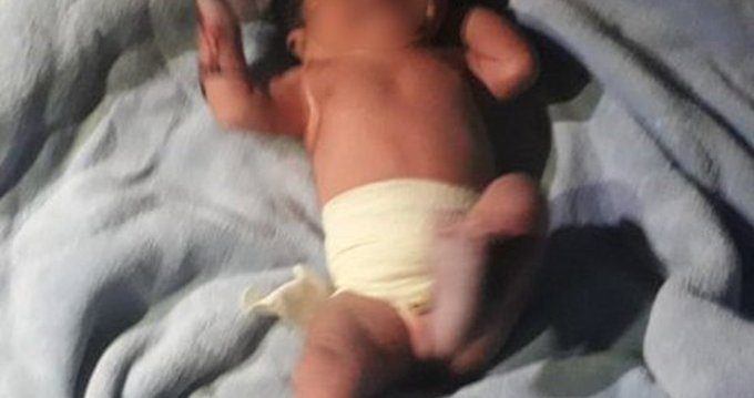 Abandonan desnudo y en caja de cartón a BEBÉ en Xochimilco