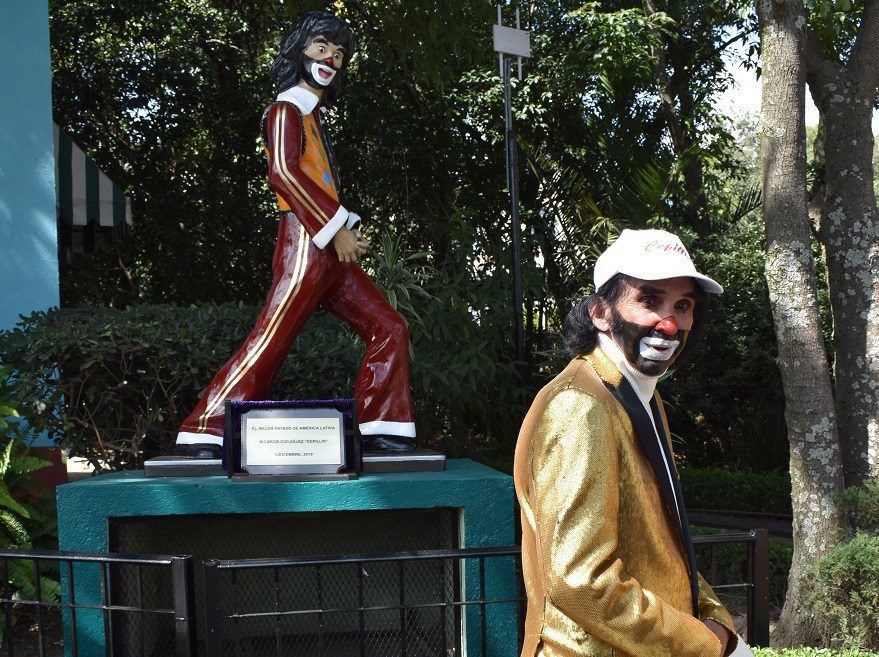 Cepillín devela su estatua en parque de diversiones junto a Bugs Bunny