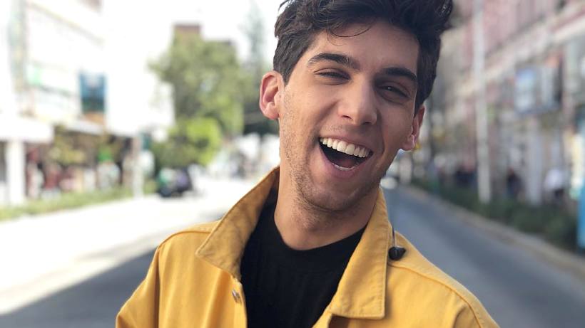 Captan a Mauricio Garza, de ’40 y 20′ con su novio