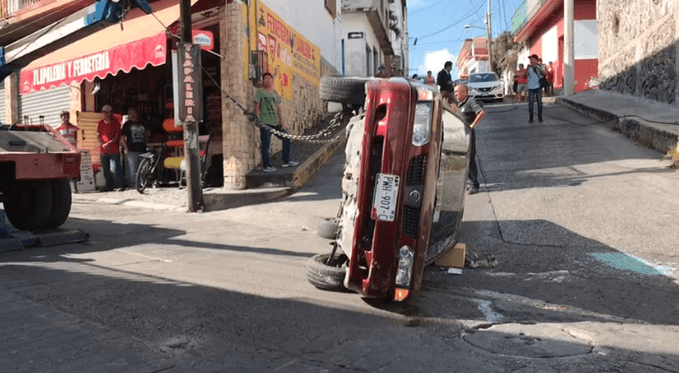Vuelcan Tsuru en Temixco, salieron ilesos