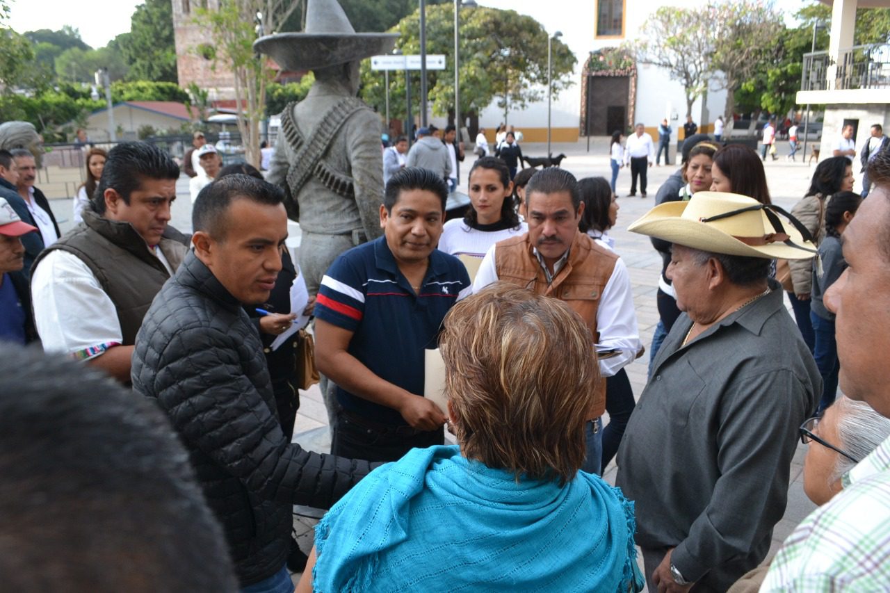 Pagan aguinaldo que adeudaban a trabajadores de Ayala