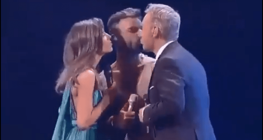 Ricky Martin le roba un beso a conductor en Viña del Mar