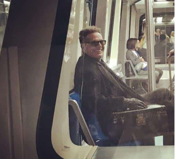 Captan a Luis Miguel en el metro de Madrid o ¿es un imitador?
