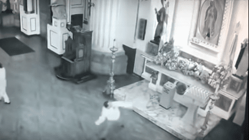 [Video] Hombre apedrea imagen de la Virgen en Guadalajara