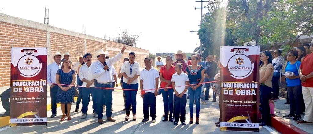 Entregan pavimentación y drenaje en colonia de Axochiapan